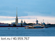 Санкт-Петербург День ВМФ.  Военный корабли в акватории Невы.Малый ракетный корабль 3 ранга "Зеленый Дол" на фоне Петропавловской крепости (2023 год). Редакционное фото, фотограф Литвяк Игорь / Фотобанк Лори