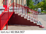 Ступеньки в магазин с красным интерьером (2023 год). Стоковое фото, фотограф Федонников Никита Александрович / Фотобанк Лори