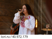 Автор и исполнительница Хельга Алирин. Исторический фестиваль "Княжья братчина". Новгородская область (2023 год). Редакционное фото, фотограф Виктор Карасев / Фотобанк Лори