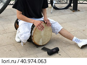 Moscow, Russia - Aug 04. 2023. man plays the djembe drum on a street in Moscow, Russia. Редакционное фото, фотограф Володина Ольга / Фотобанк Лори