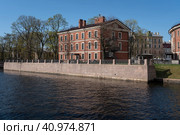 View of a brick building, formerly the commandant's house, on the island of New Holland on the banks of the Moika River on a sunny day, St. Petersburg, Russia. Стоковое фото, фотограф Ula Ulachka / Фотобанк Лори