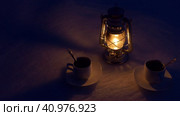 Background. A kerosene lantern and two cups of coffee stand in the snow at night. Close up. Стоковое видео, видеограф Сергей Медведев / Фотобанк Лори