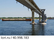 Волгоград, река Волга, Россия. Движение грузового судна, танкера, газовоза, под мостом на Волге. Транспортировка нефти и сжиженного природного газа по реке. (2022 год). Редакционное фото, фотограф Андрей Цыганков / Фотобанк Лори