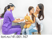 mother with her daughter at child psychologist's office. Kids psychologist taking care of child's mental health. Стоковое фото, фотограф Ирина Михайличенко / Фотобанк Лори