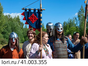 Реконструкторы в средневековых доспехах  перед битвой. Исторический фестиваль "Княжья братчина". Новгородская область (2023 год). Редакционное фото, фотограф Анна Карасева / Фотобанк Лори