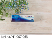 Коробка с косметологическим препаратом IAL-system ACP лежит на белом деревянном столе.  Свободное место для текста (2022 год). Редакционное фото, фотограф Наталья Гармашева / Фотобанк Лори