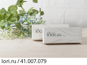 Две упаковки филлера Regenyal Idea для контурного моделирования и коррекции недостаточного объема тканей лица лежат на белом деревянном столе (2022 год). Редакционное фото, фотограф Наталья Гармашева / Фотобанк Лори