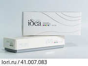 Две упаковки Regenyal Idea  на сером фоне. Филлер производства Regenyal laboretories при сотрудничестве с Fidia Farmaceutical для контурной пластики с целью моделирования и коррекции недостаточного объёма тканей зон лица (2022 год). Редакционное фото, фотограф Наталья Гармашева / Фотобанк Лори