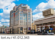 Moscow Marriott Imperial Plaza hotel. Краснопрудная улица, 12. Летний солнечный день. Москва (2023 год). Редакционное фото, фотограф E. O. / Фотобанк Лори
