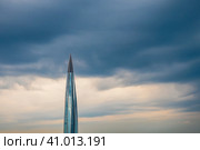 Вид на небоскреб на фоне облачного неба. Небоскреб Лахта Центр в Санкт-Петербурге является самым высоким зданием в Европе. Современная архитектура России. Санкт-Петербург, Россия. Редакционное фото, фотограф Андрей Степанов / Фотобанк Лори