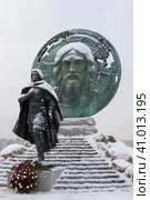 Памятник князю Александру Невскому, Ленинградская область, Россия. Скульптура Александра Невского, молящегося перед Невской битвой в 1240 году. Портрет Иисуса Христа на щите. Редакционное фото, фотограф Андрей Степанов / Фотобанк Лори