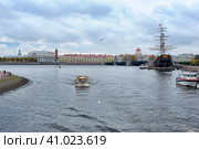 Russia, St. Petersburg. 11,10,2013  Restaurant "Flying Dutchman" and  Boat ship on the Neva. Редакционное фото, фотограф Анна Кривицкая / Фотобанк Лори