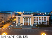 Вид на здание Магаданского музыкально-драматического театра, город Магадан, Магаданская область, Россия. Вид с воздуха на театр, здания и улицы. Раннее утро. Пустые улицы. Редакционное фото, фотограф Андрей Степанов / Фотобанк Лори