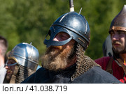 Портрет средневекового воина в шлеме викингов (Gjermundbu helmet). Исторический фестиваль "Княжья братчина". Новгородская область (2023 год). Редакционное фото, фотограф Виктор Карасев / Фотобанк Лори