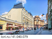Улица Кузнецкий мост и Доходный дом Третьяковых, Москва (2023 год). Редакционное фото, фотограф Baturina Yuliya / Фотобанк Лори