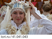 Модель демонстрирует костюм художника-модельера, дизайнера Светланы Оспищевой на фестивале "Русское поле" в парке Коломенское города Москвы, Россия (2023 год). Редакционное фото, фотограф Николай Винокуров / Фотобанк Лори