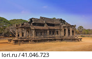 Angkor Wat library building. Sunny summer day. The ruins of an ancient stone unique cruciform building. Well preserved columns at the entrances, window openings, roof. UNESCO Heritage. Cambodia. (2019 год). Стоковое фото, фотограф Вера Ивановна Кубарева / Фотобанк Лори