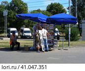 Торговля печатной продукцией. Улица 1-й Поперечный проезд. Останкинский район. Город Москва (2014 год). Редакционное фото, фотограф lana1501 / Фотобанк Лори