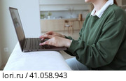 Young lady works at lap top at home. Стоковое видео, видеограф Юлия Паутова / Фотобанк Лори