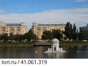 Лебединое озеро. Домик лебедей. Астрахань (2023 год). Редакционное фото, фотограф Дмитрий Николаев / Фотобанк Лори