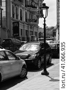 Автомобили в старом Батуми (2023 год). Редакционное фото, фотограф Антонина Кудактина / Фотобанк Лори