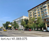 Москва, Абельмановская улица летом. Дома 7, 5 (2021 год). Редакционное фото, фотограф Овчинникова Ирина / Фотобанк Лори