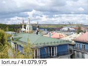 Вид со смотровой площадки РАН на здание МГУ и купола Андреевского монастыря (2022 год). Редакционное фото, фотограф Терехова Марина / Фотобанк Лори