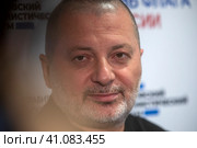 Музыкант, основатель рок-группы "Агата Кристи" Вадим Самойлов дает интервью прессе перед выступлениянием сцене стадиона спортивнго комплекса Лужники в День флага России, в городе Москве, Россия (2023 год). Редакционное фото, фотограф Николай Винокуров / Фотобанк Лори