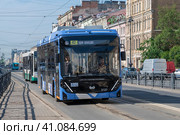 Белорусский троллейбус БКМ 32100D «Ольгерд» на выделенной полосе  общественного транспорта солнечным июньским днем. Транспорт Санкт-Петербурга (2023 год). Редакционное фото, фотограф Виктор Карасев / Фотобанк Лори