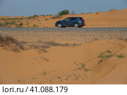 Автомобиль в пустыне Калмыкии (2023 год). Редакционное фото, фотограф Анна Карасева / Фотобанк Лори