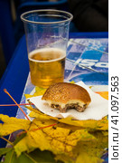 Гамбургер и стакан пива. Недоеденный гамбургер. Hamburger and glass of beer. Half-eaten hamburger. Стоковое фото, фотограф Ольга Митряева / Фотобанк Лори