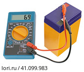 Тестирование аккумуляторной батареи цифровым мультиметром. Testing an acid rechargeable battery with a measuring instrument. Стоковое фото, фотограф Татьяна Д / Фотобанк Лори