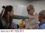 "Прикасаемые" спектакль слепоглухих актёров театра "Наций" на ВДНХ, артисты перед началом спектакля в гримёрной слева Екатерина Сахно и Александр Сильянов (2023 год). Редакционное фото, фотограф Дмитрий Неумоин / Фотобанк Лори