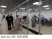 "Прикасаемые" спектакль слепоглухих актёров театра "Наций" на ВДНХ, артисты перед началом спектакля в гримёрной (2023 год). Редакционное фото, фотограф Дмитрий Неумоин / Фотобанк Лори