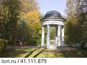 Беседка "Храм Аполлона" в парке усадьбы Остафьево. Московская область (2020 год). Редакционное фото, фотограф Солодовникова Елена / Фотобанк Лори