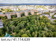 Парк посреди городской застройки (Парк Кулибина, Нижний Новгород) с дрона (2022 год). Стоковое фото, фотограф Илья Старков / Фотобанк Лори