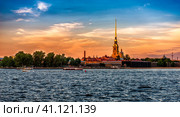 View of the Peter and Paul Fortress from the Neva in St. Petersburg    Вид на Петропавловскую крепость со стороны Невы в Санкт-Петербурге (2023 год). Стоковое фото, фотограф Владимир Ушаров / Фотобанк Лори