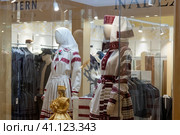 Выставка народного костюма в магазине белорусского трикотажа в павильоне Беларусь на ВДНХ в городе Москве, Россия (2023 год). Редакционное фото, фотограф Pukhov K / Фотобанк Лори