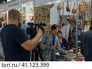 Телевизионный репортаж с  XVIII Международной выставки - ярмарки «Сокровища Севера - 2023 - Мастера и художники России» Редакционное фото, фотограф Pukhov K / Фотобанк Лори