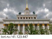 Павильон № 1 Центральный Выставки достижений народного хозяйства (ВДНХ) дождливым весенним днем (2016 год). Редакционное фото, фотограф Pukhov K / Фотобанк Лори