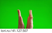 Female Hands are clapping on green screen background. Girl Hands applauding on a chroma key background. Applause on chromakey. Concept of victory and award. Стоковое видео, видеограф Марина Демидюк / Фотобанк Лори