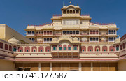 An ancient palace complex in Jaipur against the blue sky. The sandstone building is decorated with arches, carvings, decorative lattices, terraces, balconies, spires. India (2022 год). Стоковое фото, фотограф Вера Ивановна Кубарева / Фотобанк Лори