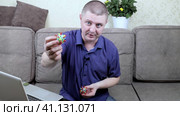 Мужчина ведет домашний блог, рассказывая об опасности вирусов на примере 3D-моделей. Стоковое видео, видеограф Сергей Сергеев / Фотобанк Лори