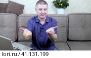 A man blogs in his living room talking about different ways to travel. Стоковое видео, видеограф Сергей Сергеев / Фотобанк Лори