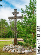 Old wooden cross on the island of Konevets on the shore of Lake Ladoga. The symbol of the monastic feat in a secluded monastery. Стоковое фото, фотограф Оксана Медведева / Фотобанк Лори