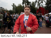 Девушка самбист на улице в Балашихе на Дене города (2023 год). Редакционное фото, фотограф Дмитрий Неумоин / Фотобанк Лори