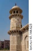 The Ancient tomb of Itmad-Ud-Daulah. Fragment. Marble minaret with a dome and balconies against the blue sky. Ornaments, inlays of precious stones are visible. India. Agra. (2022 год). Стоковое фото, фотограф Вера Ивановна Кубарева / Фотобанк Лори