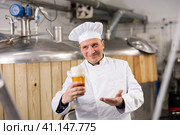 Portrait of positive man brewmaster with glass of beer. Стоковое фото, фотограф Яков Филимонов / Фотобанк Лори