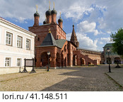 Собор Успения Пресвятой Богородицы на Крутицах. Крутицкое подворье, Москва. Солнечный день в августе. (2023 год). Стоковое фото, фотограф Сергей Рыбин / Фотобанк Лори