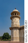 Details of the architecture of the ancient tomb of Itmad-Ud-Daulah. Marble minaret with balconies and a dome against the blue sky. On the walls there are ornaments, inlays of precious stones. India. (2022 год). Стоковое фото, фотограф Вера Ивановна Кубарева / Фотобанк Лори
